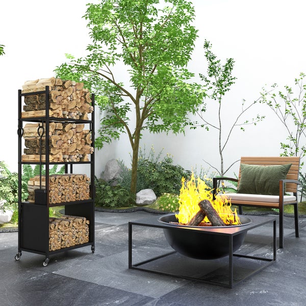 Szene im Garten mit Feuerstelle, Holz und Holzregal
