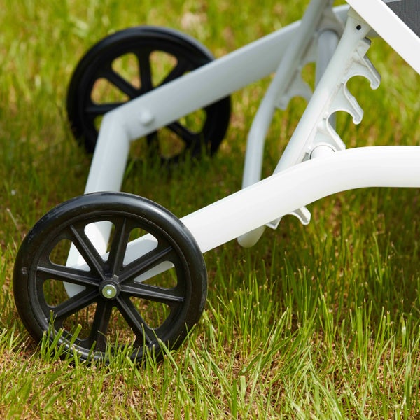 Nahaufnahme der Räder und des Metallgestells einer Gartenliege.