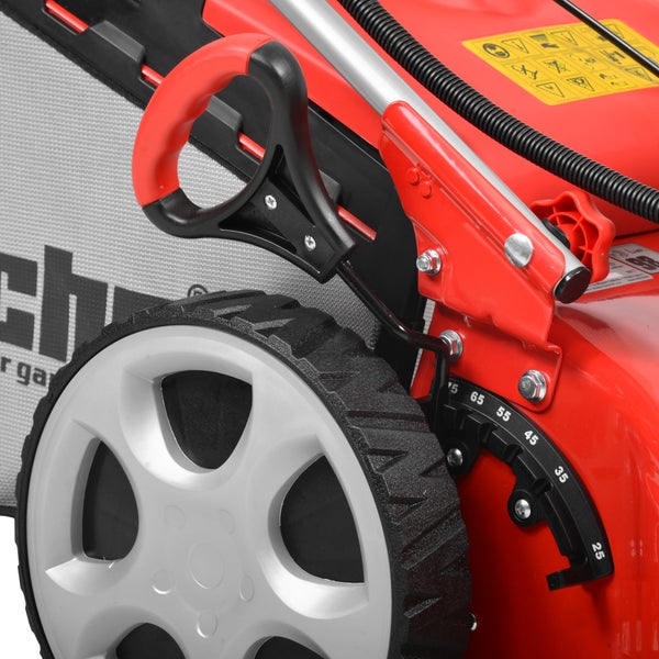 Detailaufnahme eines Rasenmähers mit Fangkorb und Höhenverstellung