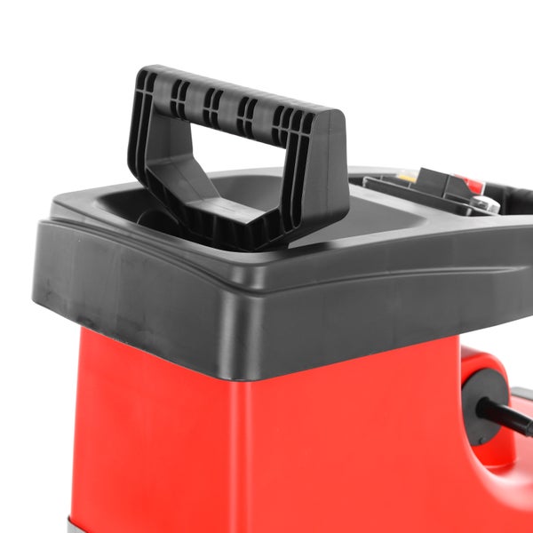Detailansicht eines Batterieladegeräts mit schwarzem Tragegriff und rotem Gehäuse