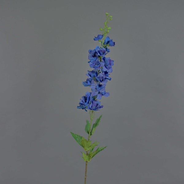 Künstlicher Rittersporn mit blauen Blüten und grünen Knospen