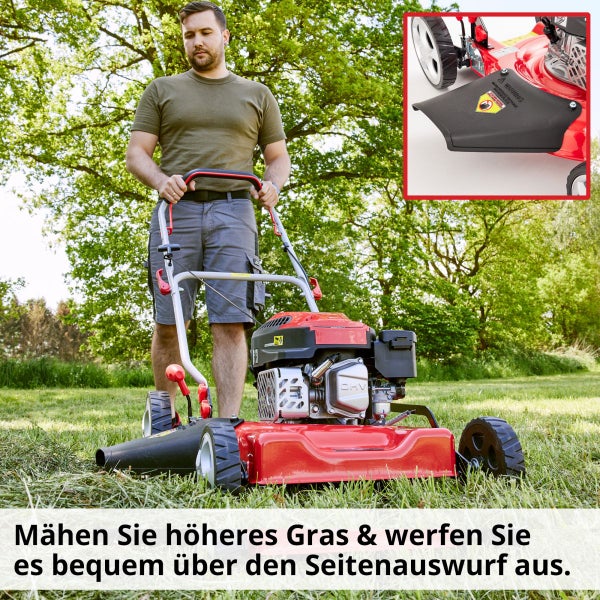 Mann bedient einen roten Rasenmäher auf einer Wiese. Detailaufnahme des Seitenauswurfs.