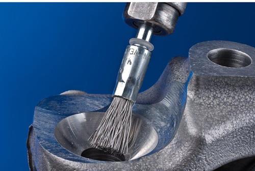 Drahtbürste zum Reinigen eines Metallobjekts