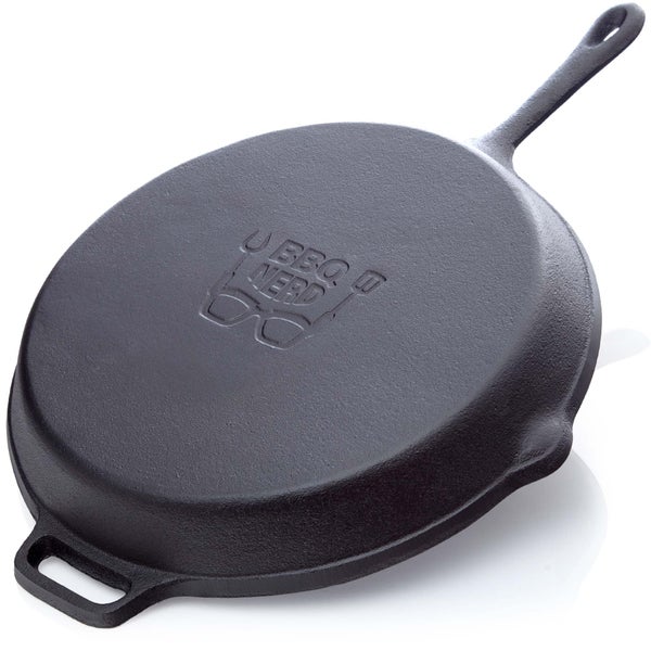 BBQ Nerd Grillpfanne Ø 35 cm 4600g mit Ausgießer und Griff | Gusseisenpfanne zum Grillen, Rösten, Anbraten | Antihaft-Pfanne Feuerpfanne - hitzebeständig & wärmespeichernd