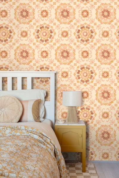 Schlafzimmer mit gemusterten Tapeten und Nachttisch mit Lampe