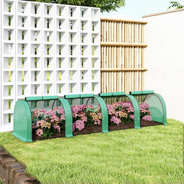 Modularer grüner Gartentunnel zum Schutz von Blumen in einem sonnigen Garten mit Rasen und Zaun.