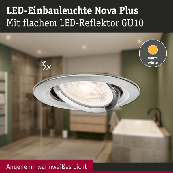 LED-Einbauleuchte Nova Plus 3er-Set, schwenkbar, mit flachem GU10 LED-Reflektor und warmweißem Licht in einem hellen Badezimmer.