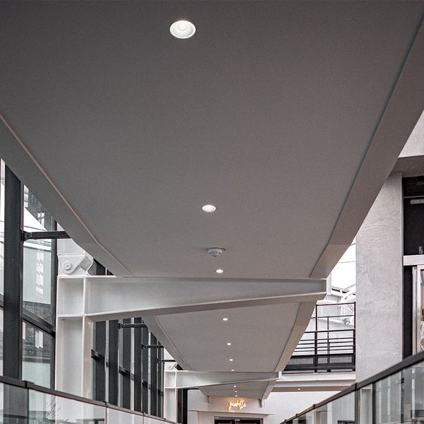 Innenaufnahme von Deckenleuchten in einem Gebäude