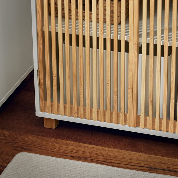 Detailansicht eines Badezimmerschranks mit Bambusfront und weißem Rahmen