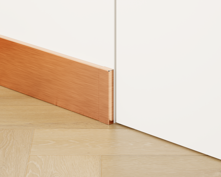 Sockelleiste aus Metall zwischen Wand und Boden