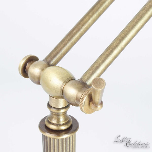 Detailaufnahme einer Messinglampe