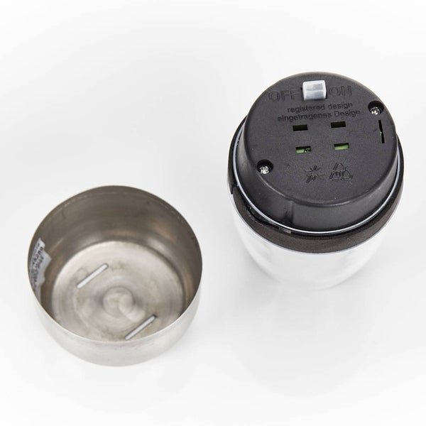 Solarmodul einer Gartenleuchte mit Ein- und Ausschalter und silberfarbenem Gehäuseteil aus Edelstahl.