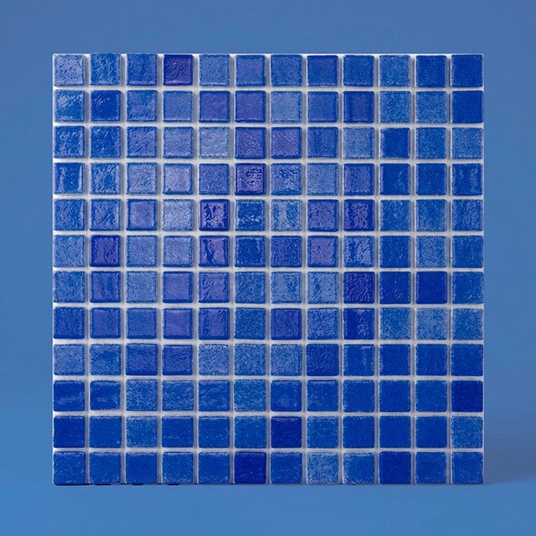 Mosaikfliesen in quadratischem Format mit strukturierter Oberfläche auf Netzverbund.