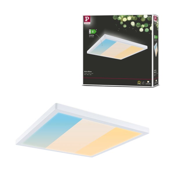 Moderne LED Pendelleuchte in länglicher Form aus Metall mit drei integrierten Lichtquellen an dünnen Drahtseilen.