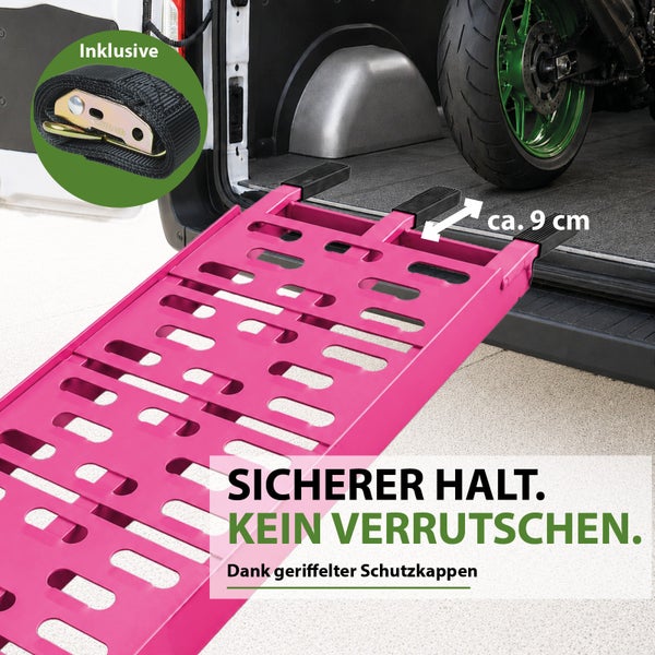Auffahrrampe mit Antirutschkappen und Spanngurt zum sicheren Verladen von Motorrädern in einen Transporter.