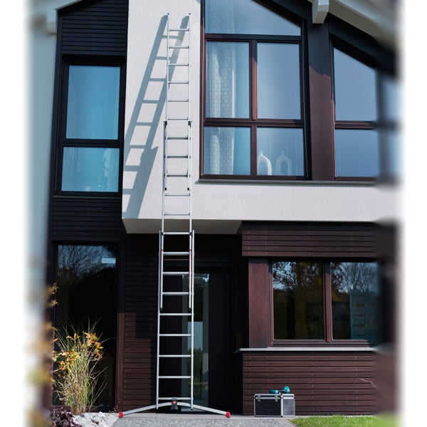 Aluminium Mehrzweckleiter an einer Hauswand