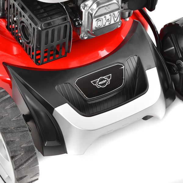 Vorderansicht eines roten Benzin-Rasenmähers, Motordetail, Hecht Logo und Kunststoff-Stoßfänger.
