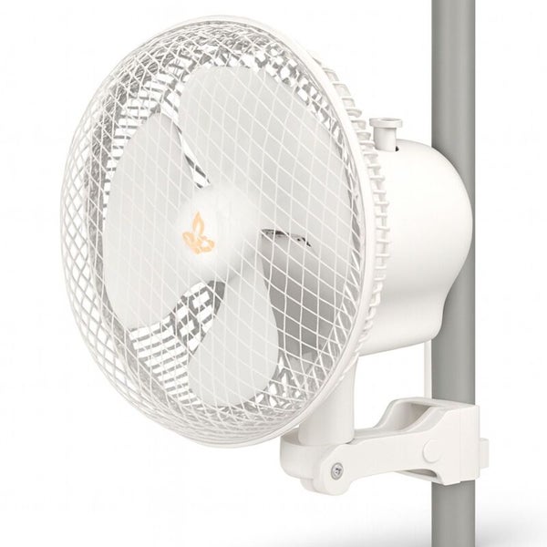 Weißer Clip-Ventilator mit Schutzgitter und drei Rotorblättern, an einer Stange befestigt.