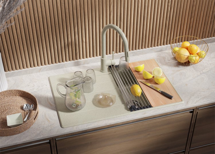 Küchenspüle mit Abtropfgestell, Armatur und Zubehör auf einer Küchentheke