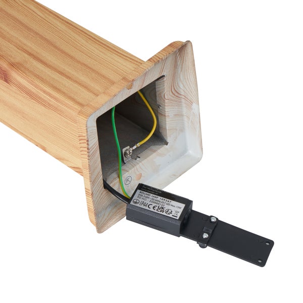 Detailansicht der Unterseite einer Sockelleuchte in Holzoptik mit Anschlussbox und Erdungskabel.