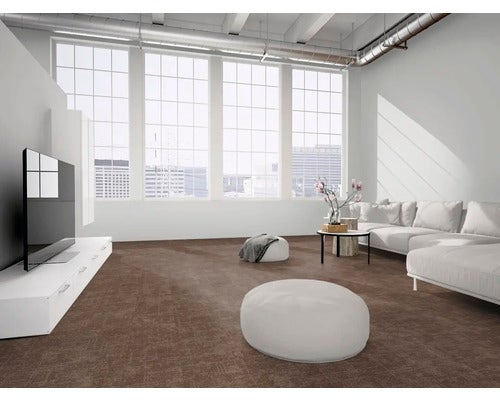 Modernes Wohnzimmer im Loft-Stil mit großen Fenstern, weißen Möbeln und strukturiertem braunem Teppichboden.