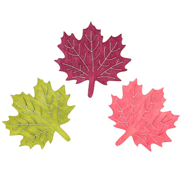 Drei dekorative Ahornblätter aus Holz