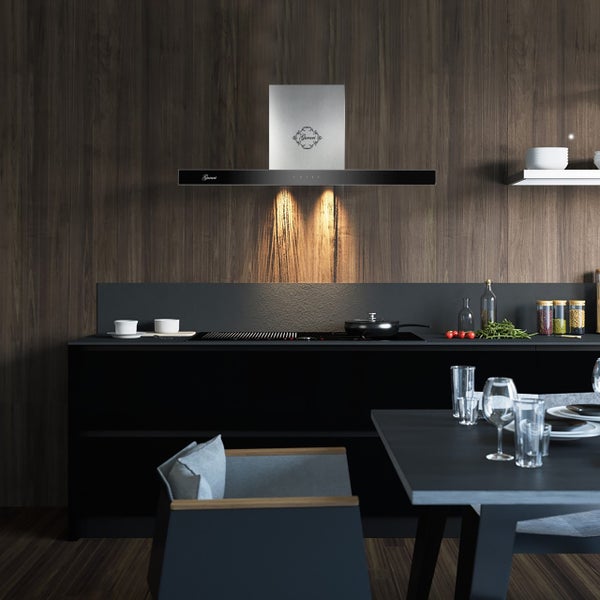 Moderne Dunstabzugshaube von Gurari über einem Kochfeld in einer eleganten Küche mit dunkler Holzoptik und minimalistischem Design.