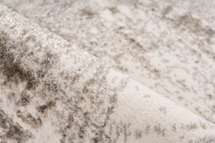 Strukturansicht eines Hochflor Teppichs mit gemusterten Fasern in detailreicher Darstellung.