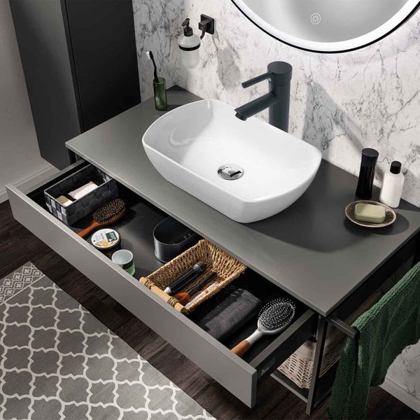 Badezimmer Waschtisch mit Waschbecken, Armatur und Schubladen zur Aufbewahrung