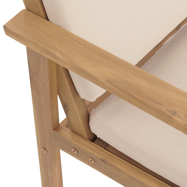 Detailansicht eines Holzgartenstuhls mit Polster