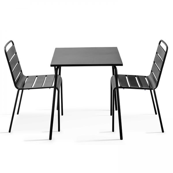 Balkonmöbel-Set bestehend aus einem quadratischen Gartentisch und zwei stapelbaren Gartenstühlen aus Metall mit Lattenoptik.