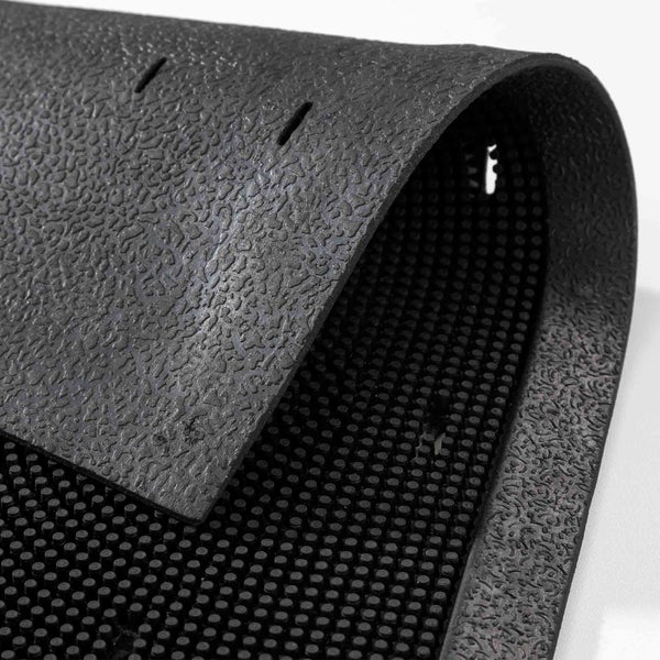 Gummimatte mit Drainagefunktion und strukturierter Oberfläche