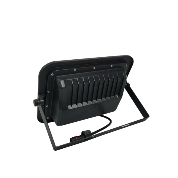 Rückansicht eines schwarzen LED-Strahlers mit Kühlrippen und Montagebügel