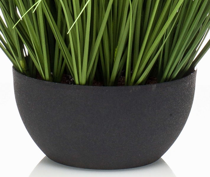 Künstliches Ziergras im schwarzen Topf mit braunen Ähren.