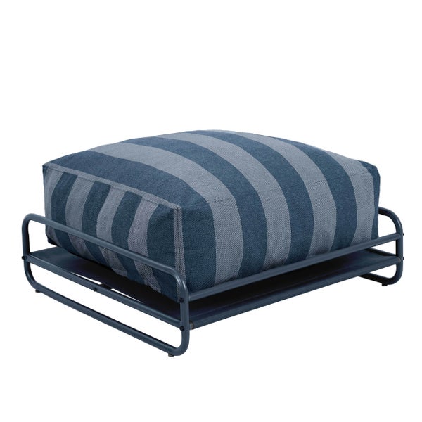 Quadratischer Gartenhocker mit Metallgestell und gestreiftem Kissen.