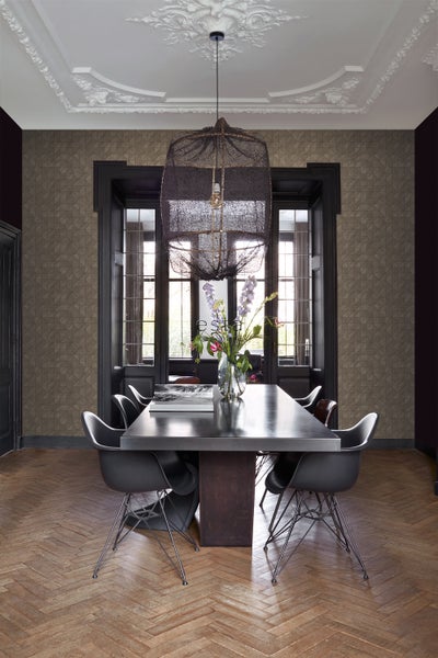 Esszimmer mit Esstisch, Stühlen und geometrischer Tapete