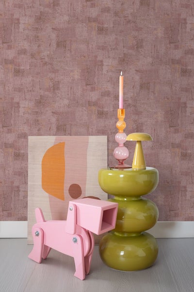 Dekorative Szene mit Kunstwerk, Beistelltisch, Lampe, Kerzenständer und Holzspielzeug