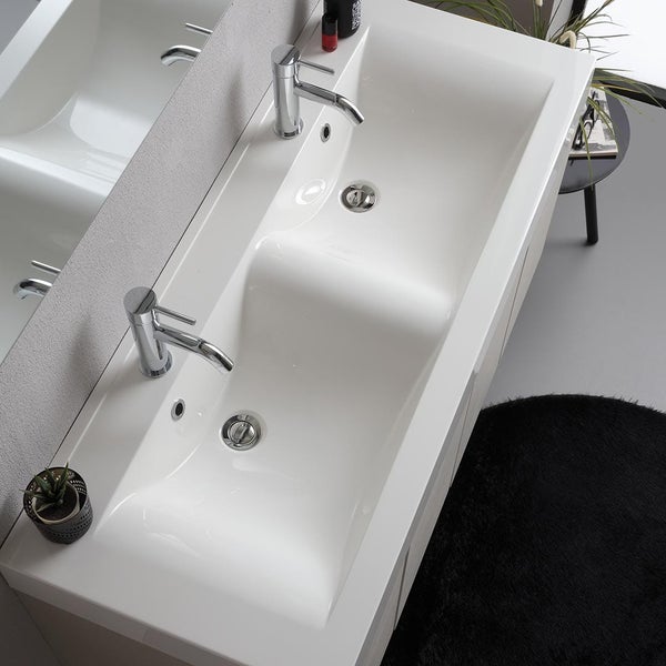 Doppelwaschtisch mit zwei Armaturen und zwei Becken im Badezimmer.