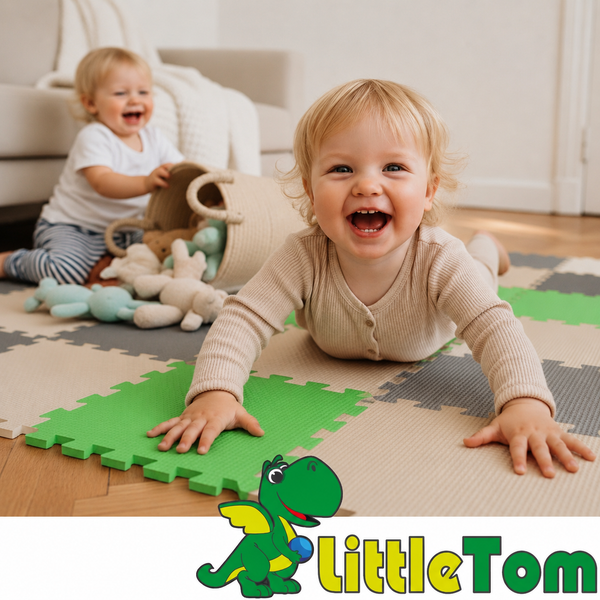 Zwei kleine Kinder spielen auf einer weichen Puzzlematte aus Schaumstoff mit Spielzeugkorb im Kinderzimmer, LittleTom Logo.