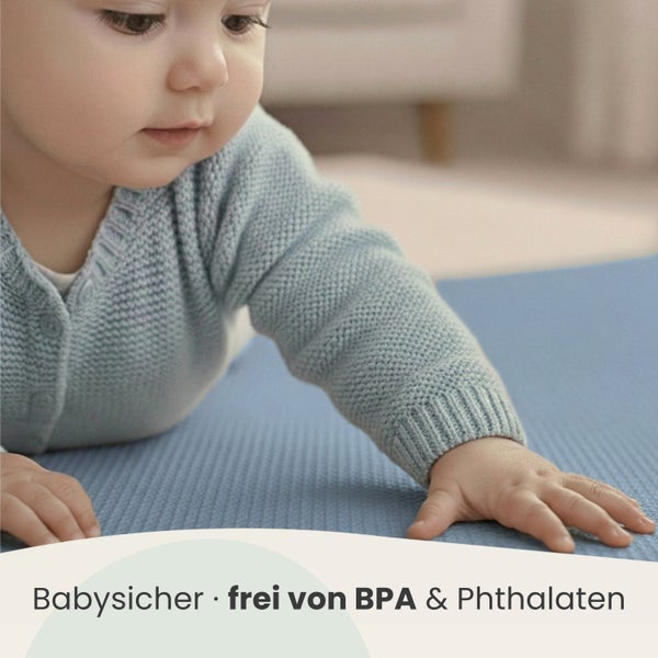 Babysicher, frei von Bisphenol A und Phthalaten. Baby auf einer strukturierten Matte.