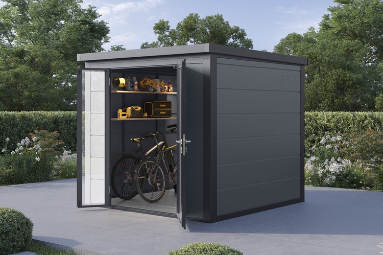 Modernes Metallgerätehaus mit Flachdach und Doppeltür, aufgestellt in einem Garten mit Fahrrad und Regalen zur Aufbewahrung von Werkzeugen.