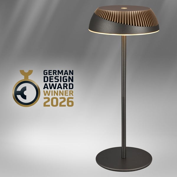 Moderne Tischleuchte mit schlankem Standfuß und pilzförmigem Schirm mit geripptem Oberteil, Gewinner des German Design Award 2026.