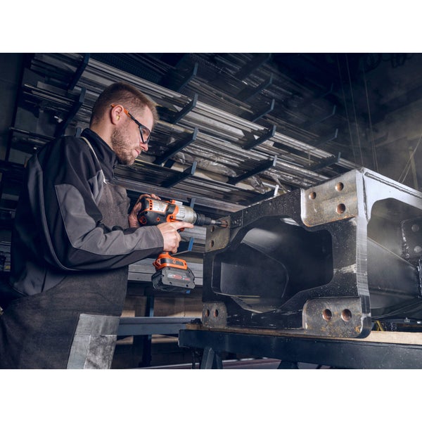 Ein Arbeiter verwendet einen Akku-Schlagschrauber an einem Metallbauteil.