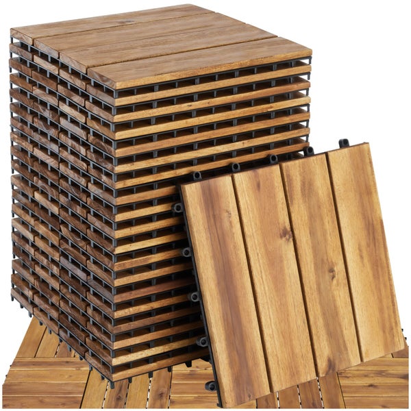 Stapel von quadratischen Holzfliesen mit Klicksystem für den Außenbereich