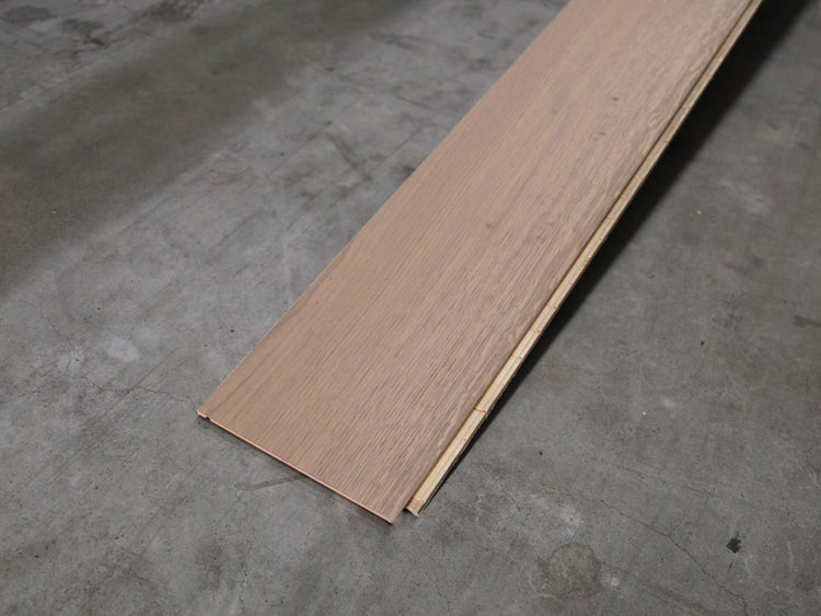 Bodenplanke aus Holz mit Klick-Verbindung und geradliniger Holzmaserung.