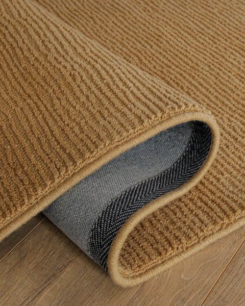 Gerippter Teppich mit rutschhemmender Rückseite und umkettelten Rändern, Detailansicht.