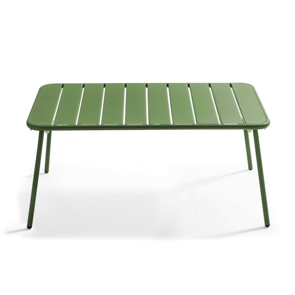 Grüner rechteckiger Gartentisch aus Metall mit Tischplatte aus Latten und vier Beinen.