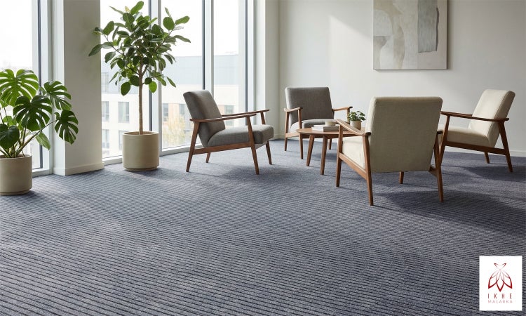 Innenraum mit Teppichboden in Streifenoptik, Sesseln und Pflanzen