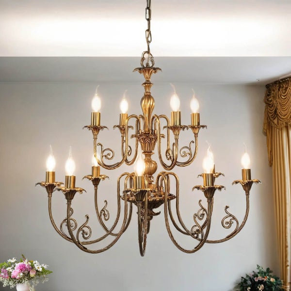 Mehrflammiger Deckenleuchter im klassischen Design mit filigranen Verzierungen
