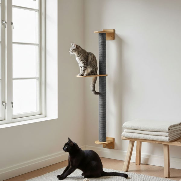 Wandmontierter Kratzbaum aus Holz mit Sisalstamm und Liegefläche, zwei Katzen in einem hellen, modern eingerichteten Raum.